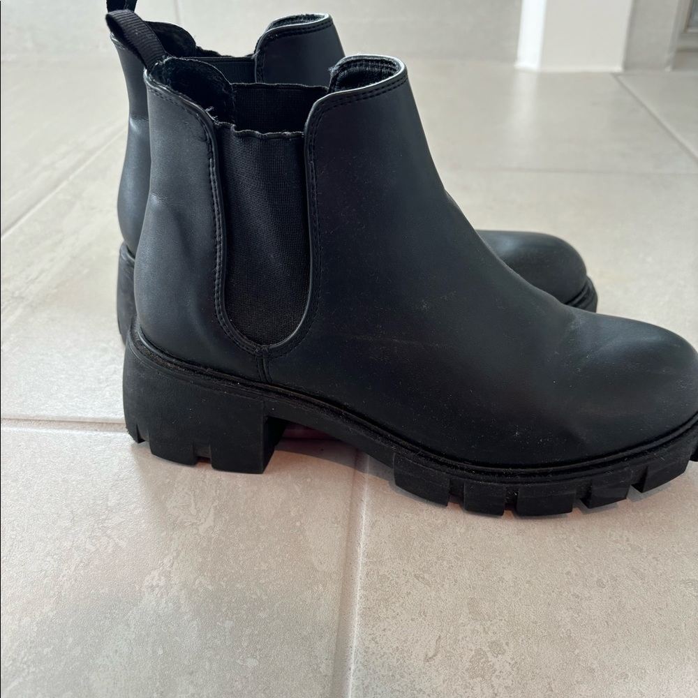 Lightly Worn Steve Madden Leather boots!!